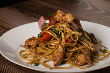 Tallarín Saltado con carne, verduras y un toque de salsa