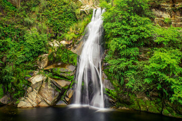 Hermosa cascada ,  rodeada de enredaderas de intensos colores verdes , ubicada en La Cumbrecita pueblo de Córdoba Arg.