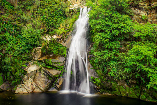 Hermosa cascada ,  rodeada de enredaderas de intensos colores verdes , ubicada en La Cumbrecita pueblo de C&oacute;rdoba Arg.