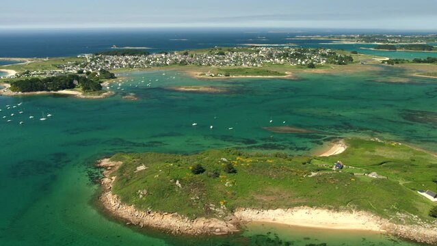 vue a&eacute;rienne de ile grande &agrave; pleurmeur bodou