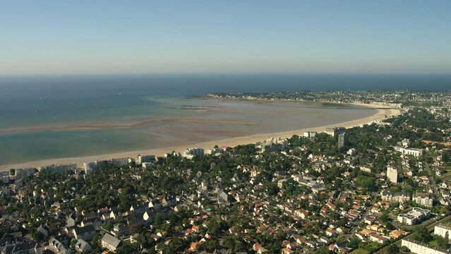 vue a&eacute;rienne de la baie et de la plage de la baule escoublac