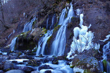 厳冬の吐竜の滝の流れ
