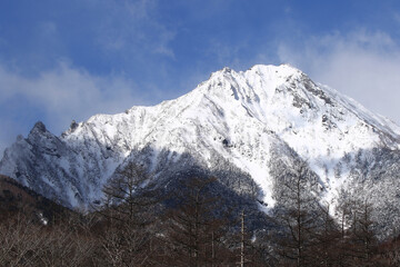 白銀の赤岳と八ヶ岳ブルー