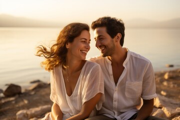 Obraz premium Couple in their 30s smiling at the Dead Sea in Israel/Jordan