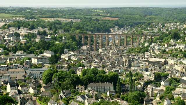 vue a&eacute;rienne de Morlaix avec son viaduc et le port en arri&egrave;re plan