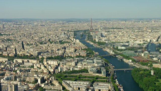 vue a&eacute;rienne de paris avec la seine et la tour eiffel en arri&egrave;re plan