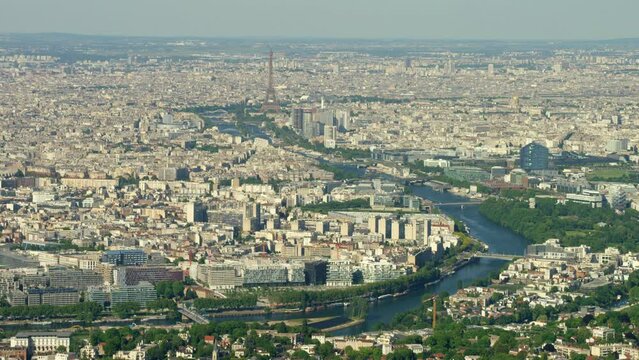 vue a&eacute;rienne de paris avec la seine et la tour eiffel en arri&egrave;re plan
