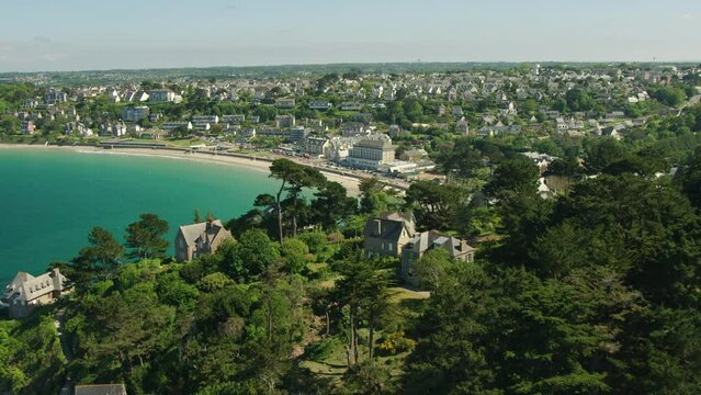 d&eacute;couverte a&eacute;rienne de perros guirec derri&egrave;re les arbres