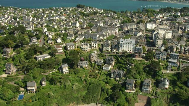 vue a&eacute;rienne sur les habitations de perros guirec