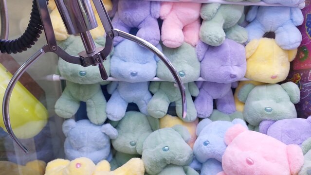 Claw machine design for leisure activity and healing game.