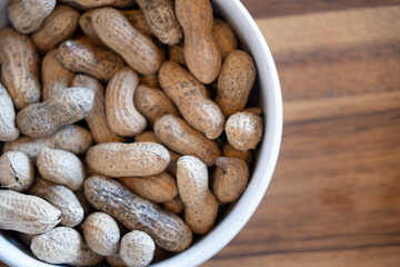 bowl of peanuts with shells ready to eat