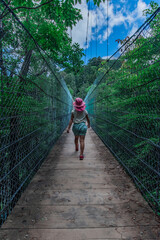 吊り橋を渡るこども