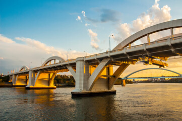Fototapeta premium William Jolly Bridge in the city of Brisbane, Australia, over Brisbane River before sunset.