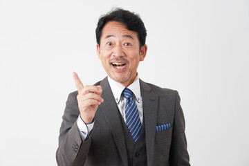 ひらめく中年のビジネスマン　白背景