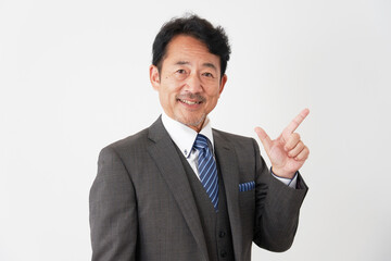 チェックサインする中年のビジネスマン　白背景