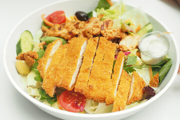 vegetable salad with grilled chicken 