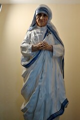 Tropea - Statua di Madre Teresa di Calcutta nella Chiesa del Santo Rosario