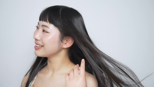 黒髪を風になびかせる女性　ヘアケアイメージ