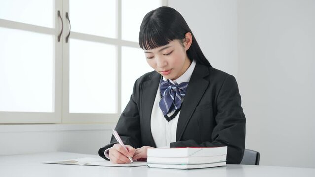 勉強する女子学生　学習塾　大学受験
