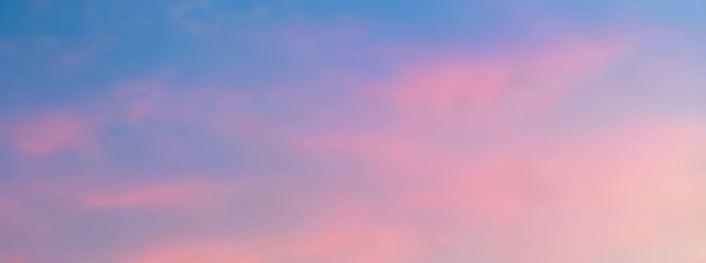 Obraz premium ピンクとブルーのグラデーションが美しい夕焼け、雲と空の柔らかな色合い 