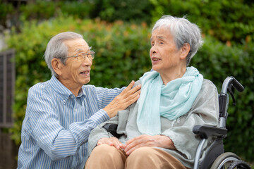 日本人のシニア夫婦、老々介護、車いすの老妻を介護する老父