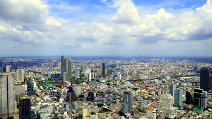 Fototapeta na wymiar weiter Blick vom Hochhaus Maha Nakhon in Bangkok über die Stadt und dem Fluss Chao Phraya