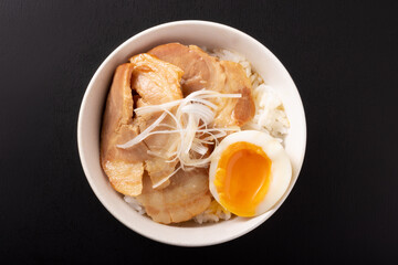 煮卵チャーシュー丼