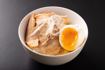 煮卵チャーシュー丼