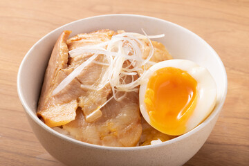 煮卵チャーシュー丼