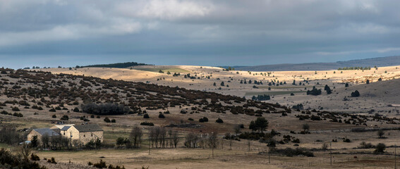 Le hameau du Cayla sur le causse Méjean clair-obscur à Meyrueis, Lozère, France © Jorge Alves