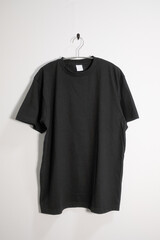ハンガーにかけられた黒いTシャツ