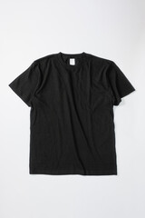 平置きの黒いTシャツ