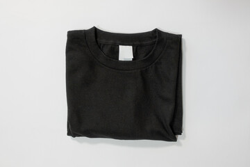 畳まれた黒いTシャツ