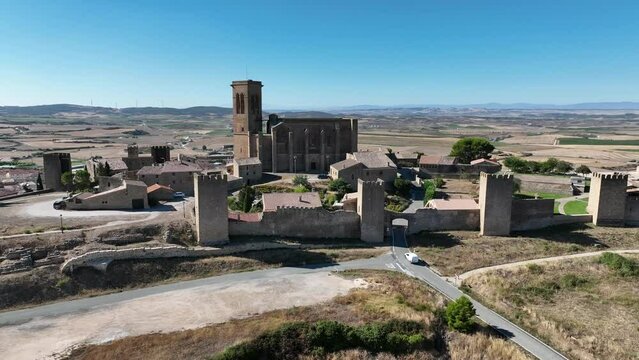 vista del hermoso cerco de Artajona en la comunidad foral de Navarra, Espa&ntilde;a