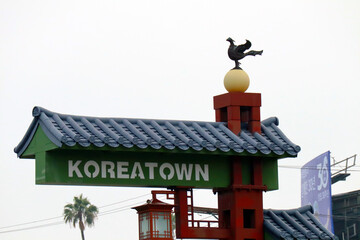 Los Angeles, California: sign of KOREATOWN a neighborhood in central Los Angeles - 642887563