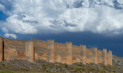 muralla del castillo de Berlanga de Duero en la provincia de Soria, España	 - obrazy, fototapety, plakaty
