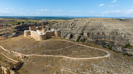 vistas del bonito castillo de Berlanga de Duero en la provincia de Soria, España	 - obrazy, fototapety, plakaty