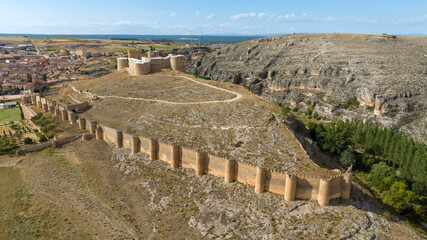 vistas del bonito castillo de Berlanga de Duero en la provincia de Soria, España	 - obrazy, fototapety, plakaty