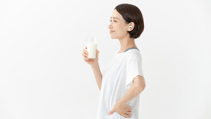 笑顔で牛乳を持つ女性