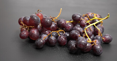 Grappoli di uva nera sul tavolo