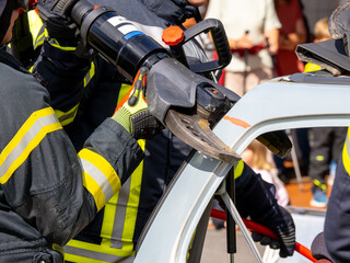Feuerwehr im Einsatz, um in einem Auto eingeklemmte Person zu bergen. Durchtrennen der C-Säule mit...
