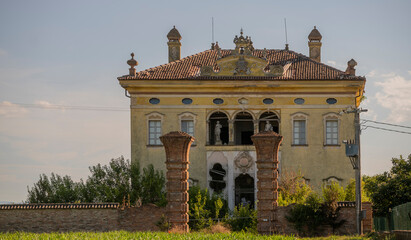 Obraz premium Cursed Renaissance Manor: Unveiling the Haunting Mysteries of an Abandoned Villa in Emilia Romana, Italy