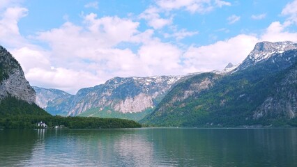 Fototapeta na wymiar The clear lake of Hallstatt in the blue sky
