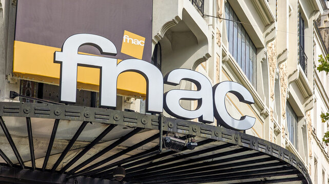 Paris, France - 30 ao&ucirc;t 2023: Enseigne et logo sur la fa&ccedil;ade d'un immeuble de la Fnac, entreprise fran&ccedil;aise sp&eacute;cialis&eacute;e dans la distribution de produits culturels, informatiques et &eacute;lectroniques