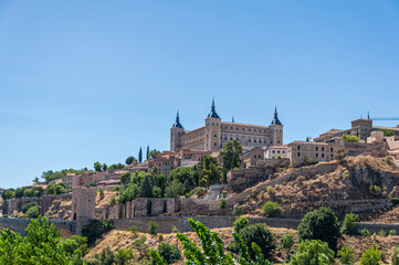 Fototapeta na wymiar Veduta del paesaggio visto dalla valle del castello Alcázar a Toledo