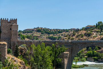 Ponte antico sul fiiume Tago che porta alla città di Toledo