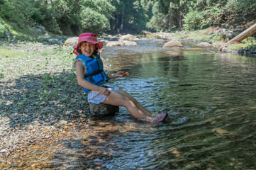 川遊びするこども