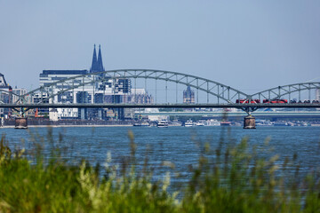 Blick auf Köln mit Südbrücke, Dom und Rheinauhafen mit Kranhäusern
