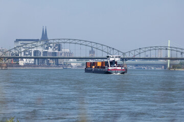 Blick auf Köln mit Südbrücke, Dom und Rheinauhafen mit Kranhäusern