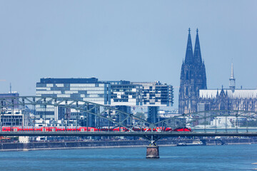 Blick auf Köln mit Südbrücke, Dom und Rheinauhafen mit Kranhäusern
